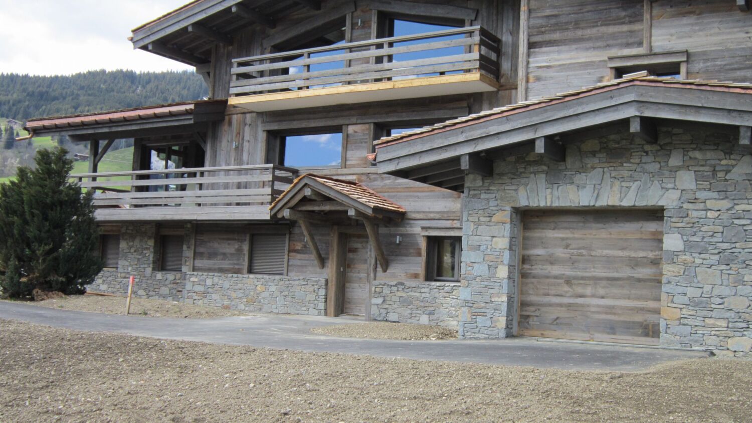 photo d'une maison avec un parement en pierre