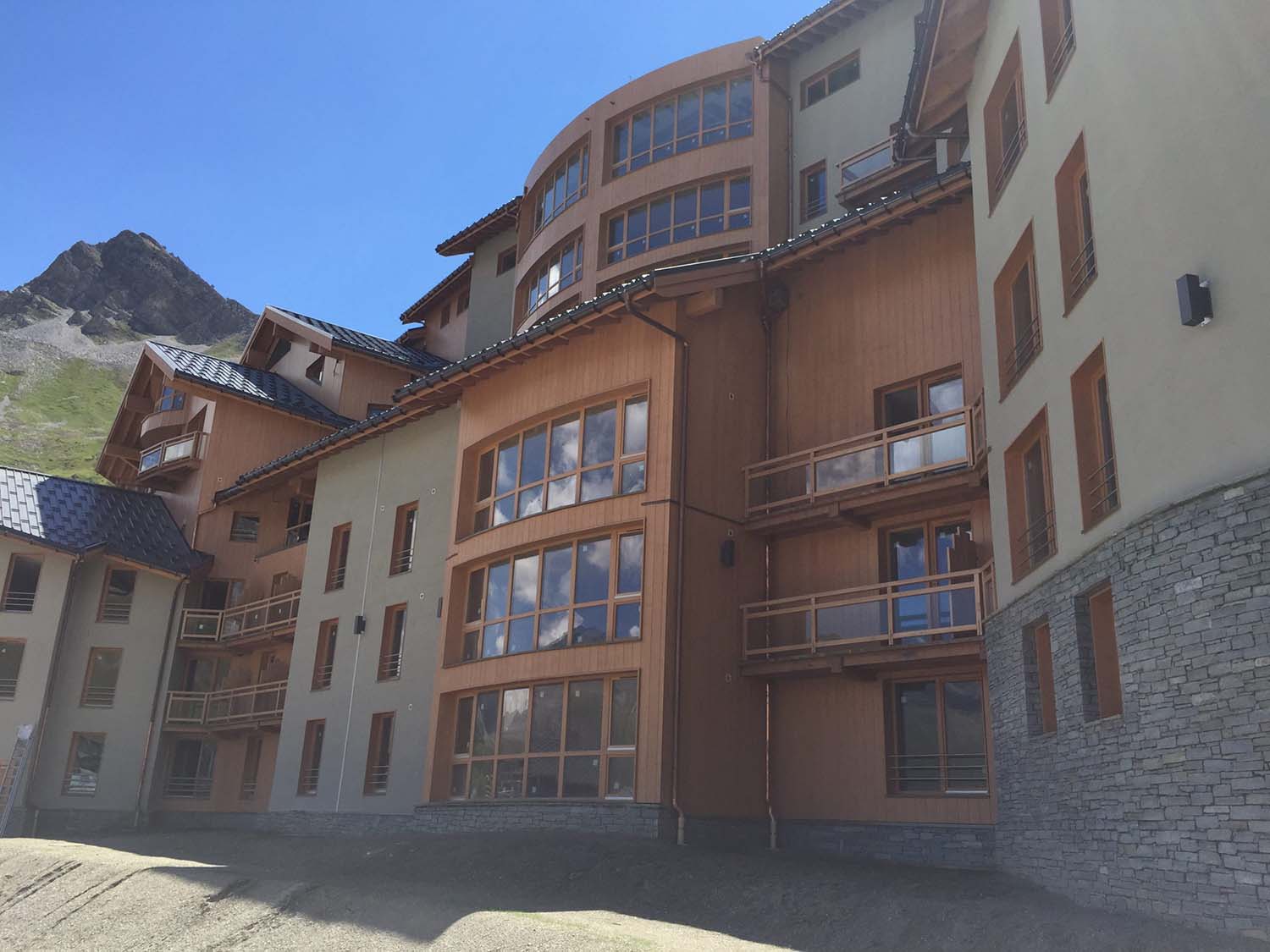 photo d'une façade extérieure d'un grand bâtiment réalisé par MGS SELLER