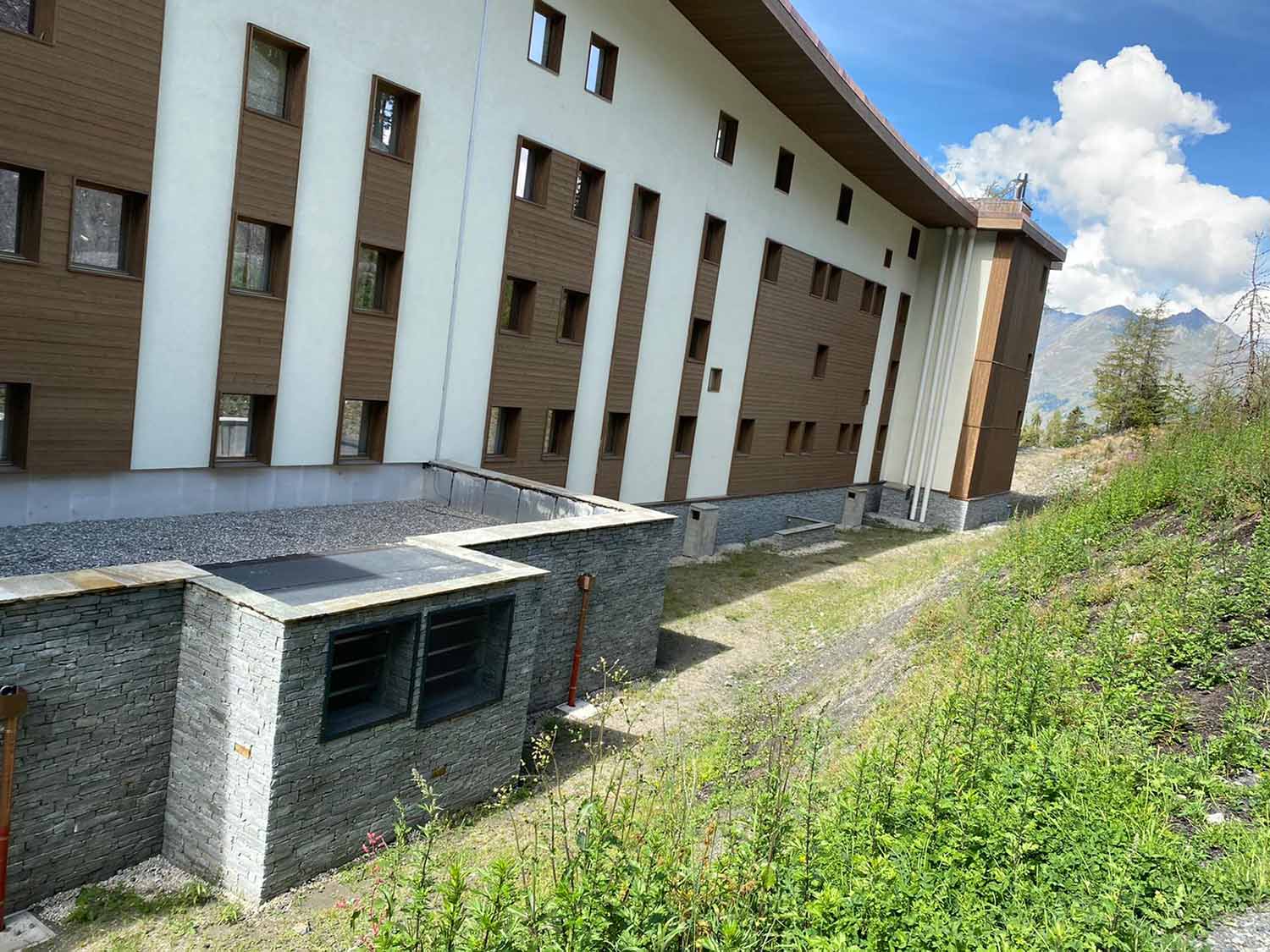 photo d'une façade extérieure d'un grand bâtiment réalisé par MGS SELLER