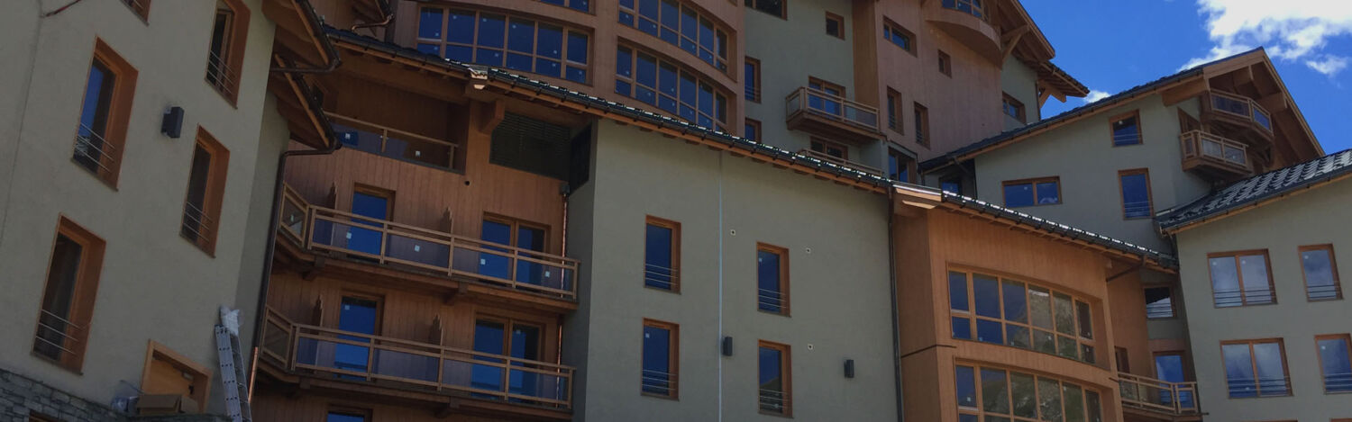 photo d'une façade extérieure d'un grand bâtiment réalisé par MGS SELLER